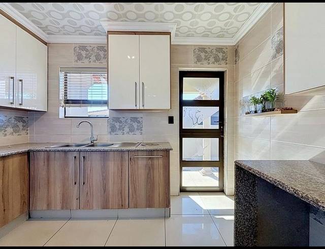 5 BEDROOM HOUSE FOR SALE IN SAVANNAH COUNTRY ESTATE